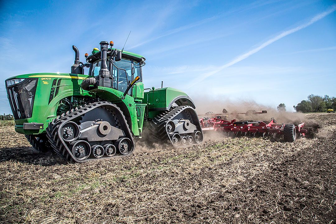 Аренда тракторов гусеничных: преимущества и особенности 